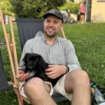 Pirmin Ö. mit einem Hund auf einem Stuhl. Er hat seine Limited bei zypern-ltd.com gegründet.