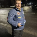 Dominik Z. Abends auf einer Strasse. Er hat seine Limited bei zypern-ltd.com gegründet.
