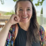 Rosa G. ist nach Zypern ausgewandert. Sie hat eine Beratung erhalten. Frontalbild und Aufnahme einer Frau mit braunen Haare Mitte 30.