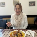 Zorica Z. beim Essen. Sie schaut fröhlich aus.